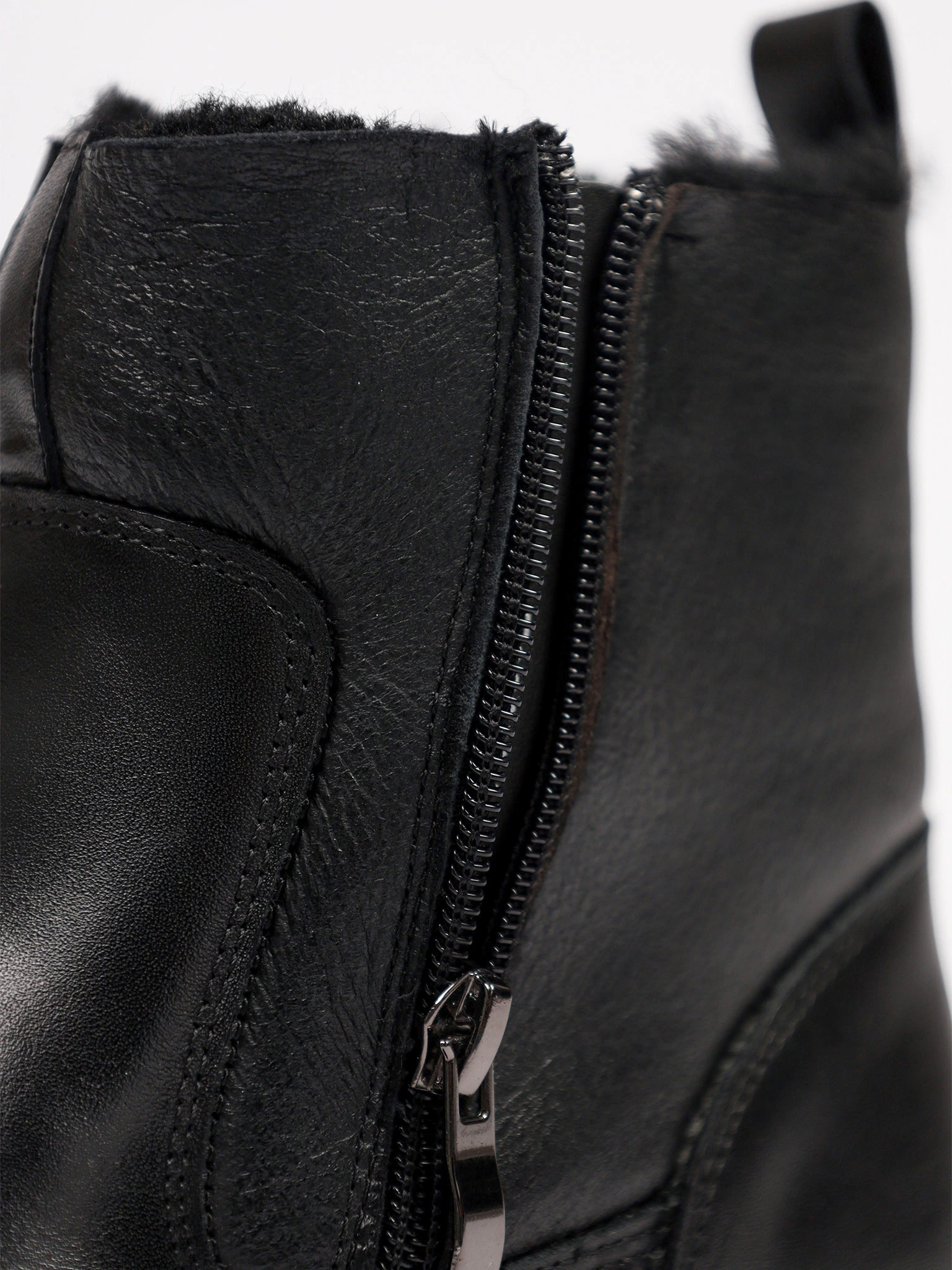 Ботинки черного цвета на рельефной подошве